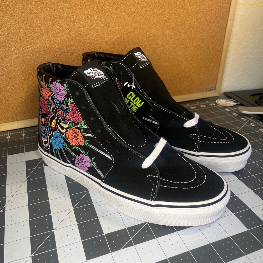 Vans sk8 hi 
DIA DE MUERTOS💀💀
GLOW IN THE DARK
BRAND NEW - Picture 4 of 16